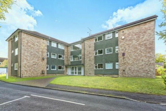 3 Bedroom Flat To Rent In Knoll Court, Elvetham Road, Fleet, Hants, GU51