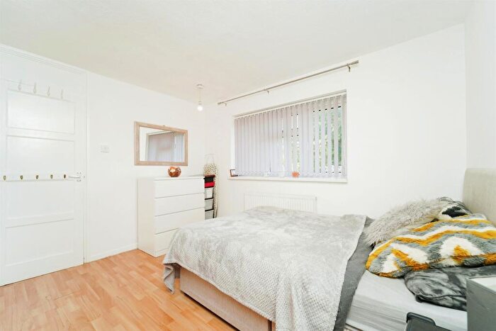 2 Bedroom End Of Terrace House For Sale In Beckett Lane, Crawley, RH11