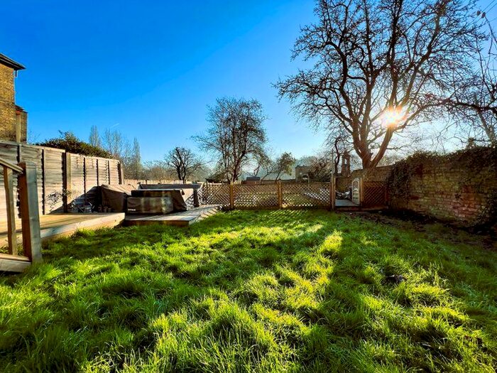 2 Bedroom Flat To Rent In Culverden Road Balham, SW12