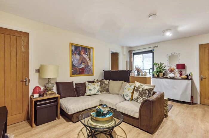 2 Bedroom Flat For Sale In St Johns Hill, Clapham, London, SW11