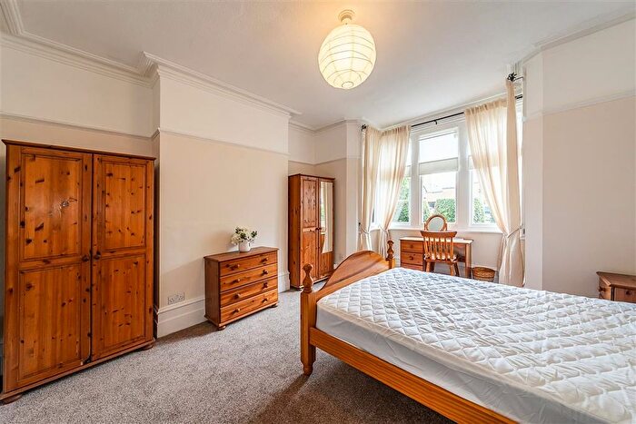 2 Bedroom Flat To Rent In Brightwell Crescent, London, SW17