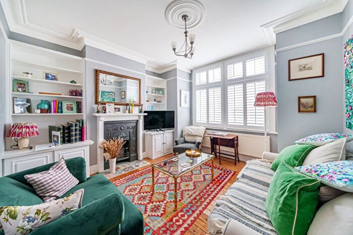 2 Bedroom Flat For Sale In Emlyn Road, London, W12