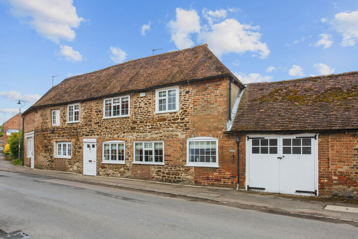 4 Bedroom Terraced House For Sale In Church Street, Aylesbury, HP18