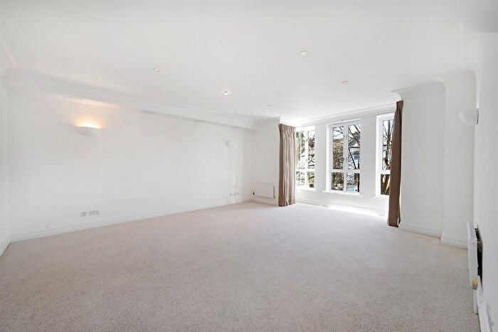 3 Bedroom Flat To Rent In Stone Hall Gardens, London, W8