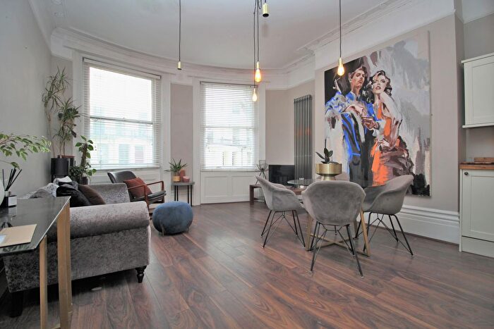 2 Bedroom Flat For Sale In Lansdowne Place, Hove, BN3