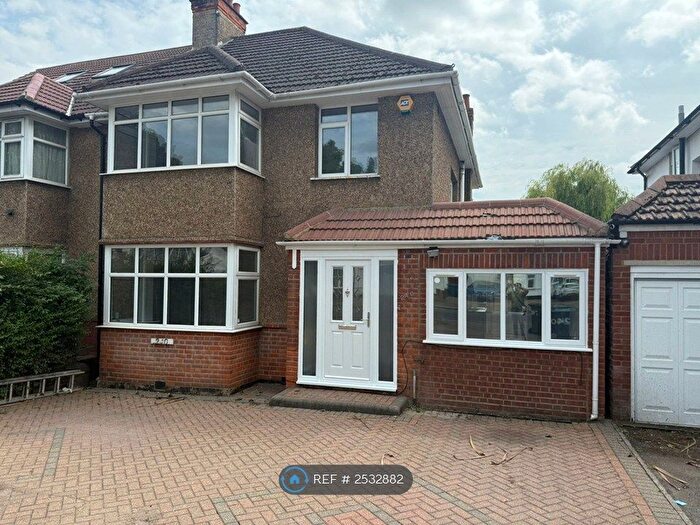 3 Bedroom Flat To Rent In Whitchurch Lane, Edgware, HA8