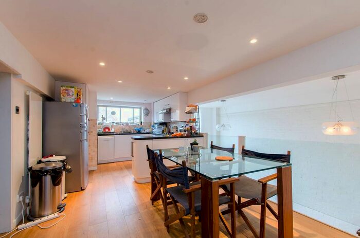 2 Bedroom Maisonette To Rent In Gathorne Street, Bethnal Green, London, E2