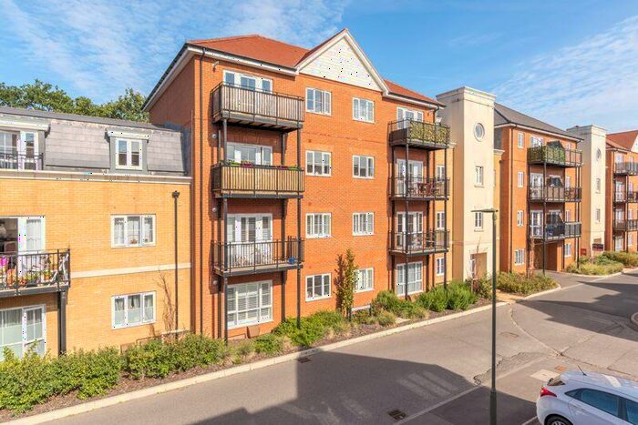 2 Bedroom Flat To Rent In Alderson Grove, Hersham, Walton-On-Thames., KT12