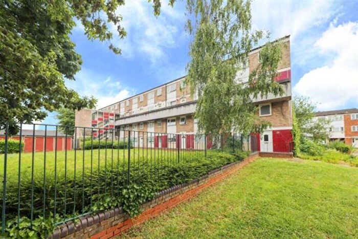 2 Bedroom Maisonette For Sale In Dunedin Way, Auckland Court Dunedin Way, UB4