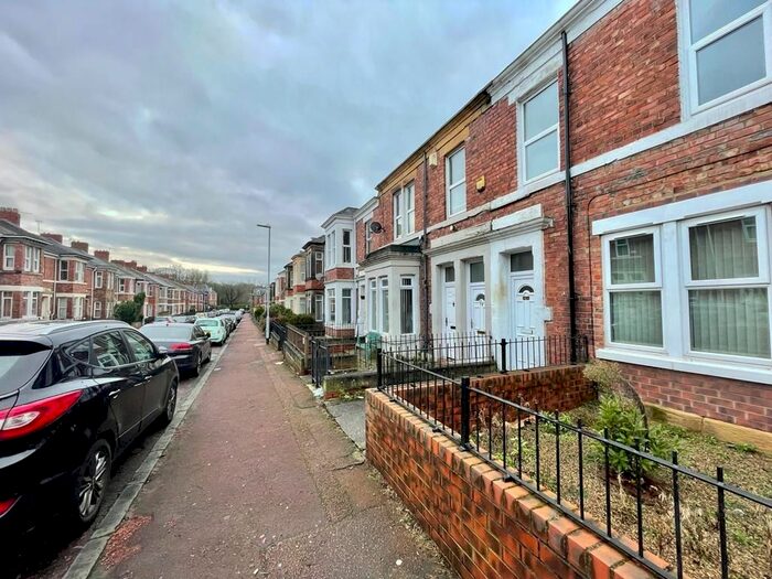 2 Bedroom Flat To Rent In Rodsley Avenue, Gateshead, Tyne And Wear, NE8