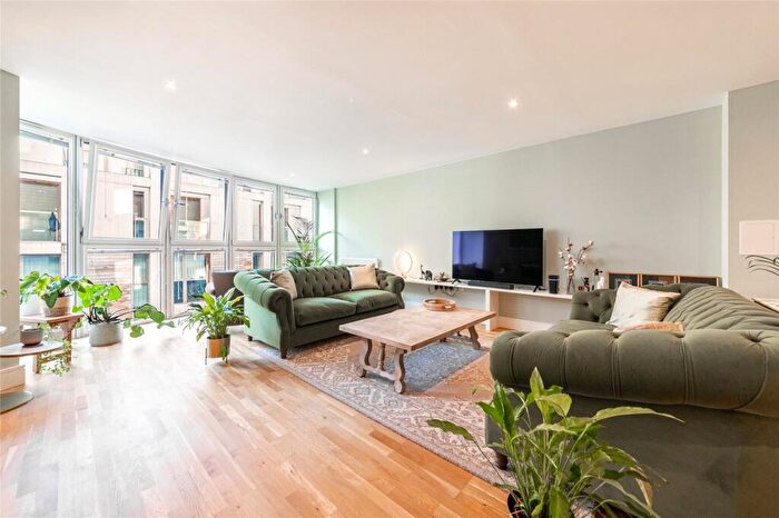 2 Bedroom Apartment To Rent In Trinity Tower, Quadrant Walk, Canary Wharf, London, E14