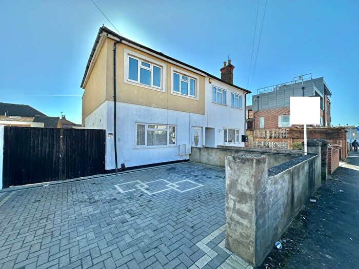 3 Bedroom Maisonette For Sale In Pole Hill Road, Uxbridge, UB10