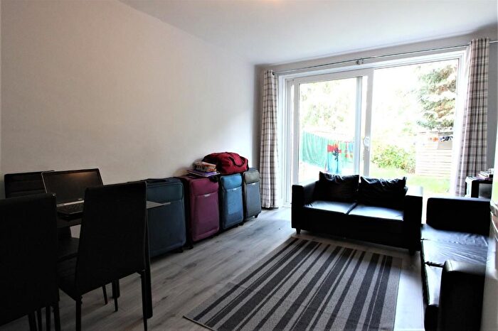 2 Bedroom Flat To Rent In Bush Close, Ilford, Ilford, IG2