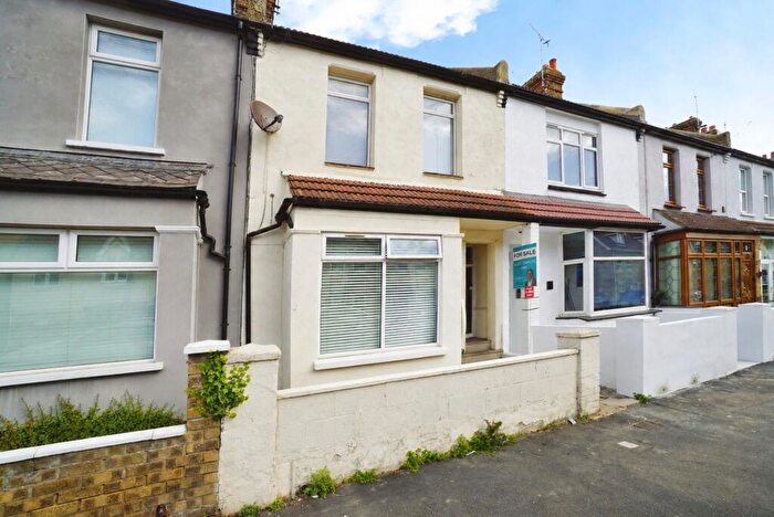 2 Bedroom Flat For Sale In Northumberland Avenue, Southend-on-sea, SS1