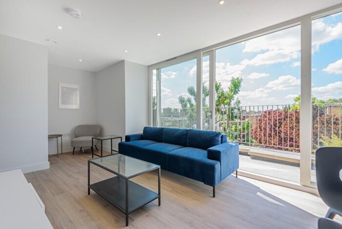 2 Bedroom Flat To Rent In Dog Kennel Hill, London, SE22