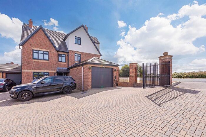 6 Bedroom Semi Detached House For Sale In Bath Road, Burnham, SL6