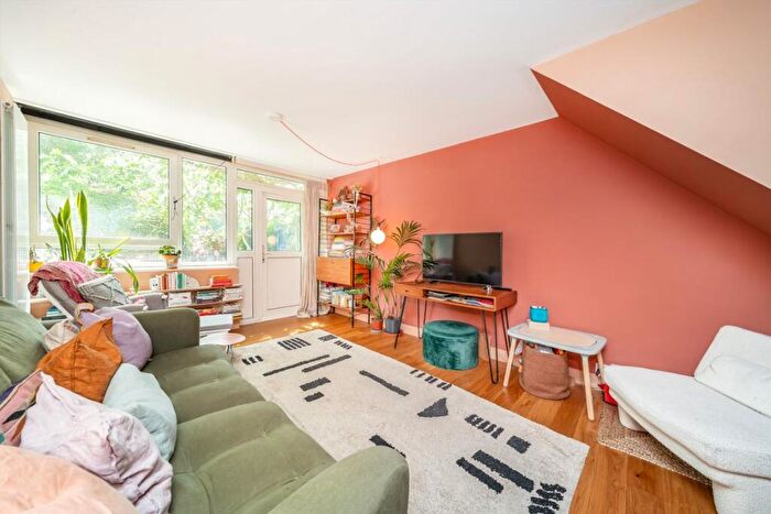 2 Bedroom Flat For Sale In Pownall Road, Hackney, E8