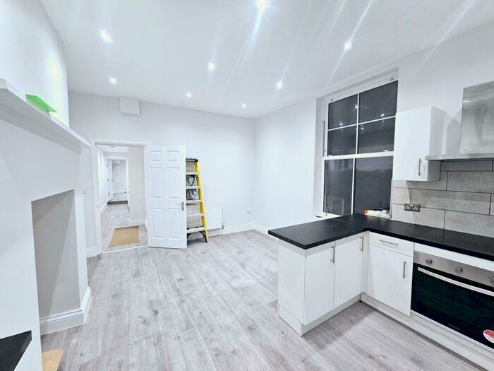 2 Bedroom Apartment To Rent In Archway Road, Highgate, N6