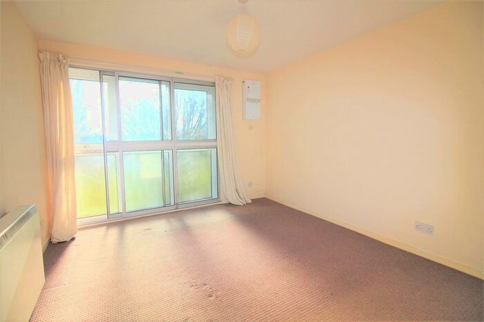 1 Bedroom Flat To Rent In Harris Close, Hounslow, Middlesex, TW3