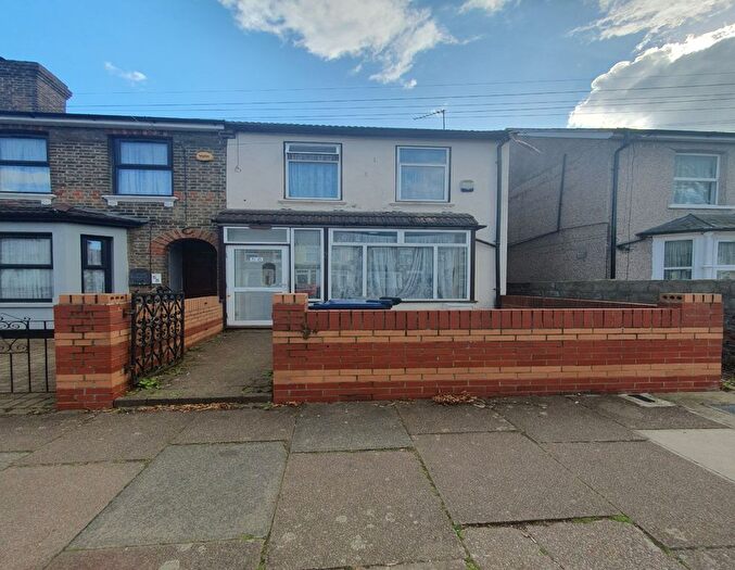 3 Bedroom End Of Terrace House To Rent In Queens Road, Southall, UB2