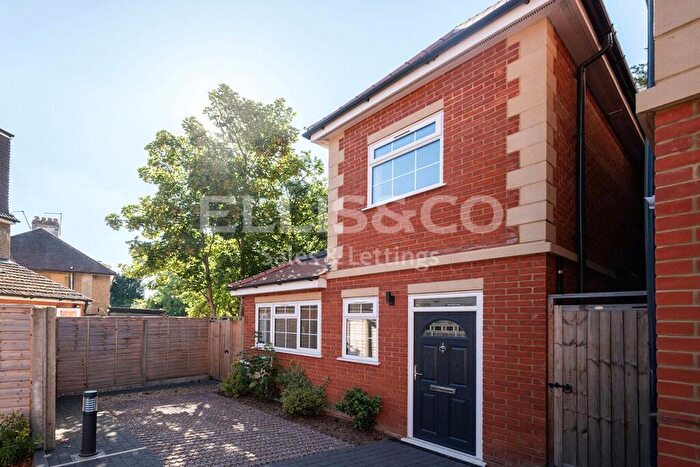3 Bedroom Detached House For Sale In Maxwelton Close, Mill Hill, London, NW7