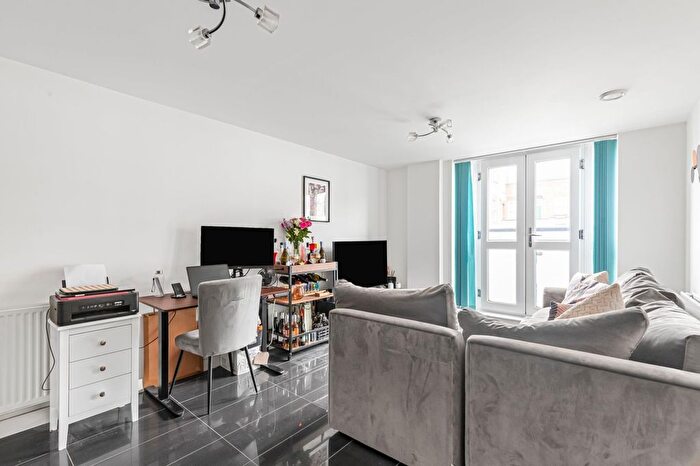 1 Bedroom Flat For Sale In Garratt Lane, Earlsfield, London, SW18