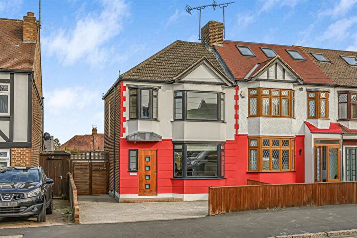 3 Bedroom End Of Terrace House For Sale In Buckhurst Way, Buckhurst Hill, IG9