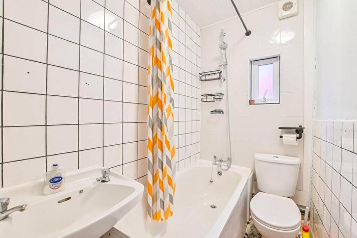 2 Bedroom Maisonette To Rent In Deacon Road, Dollis Hill, London, NW2