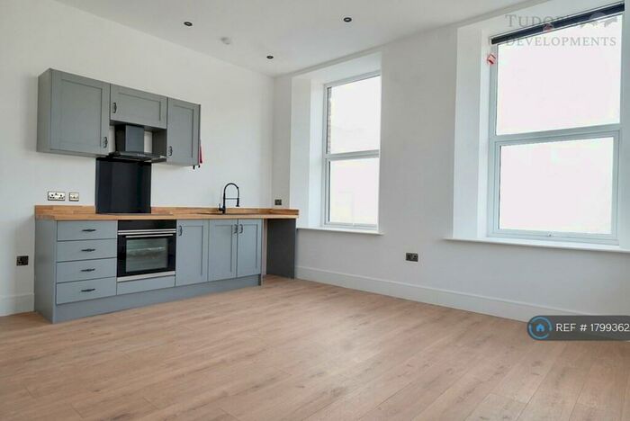 1 Bedroom Flat To Rent In Tudor House, Brighouse, HD6