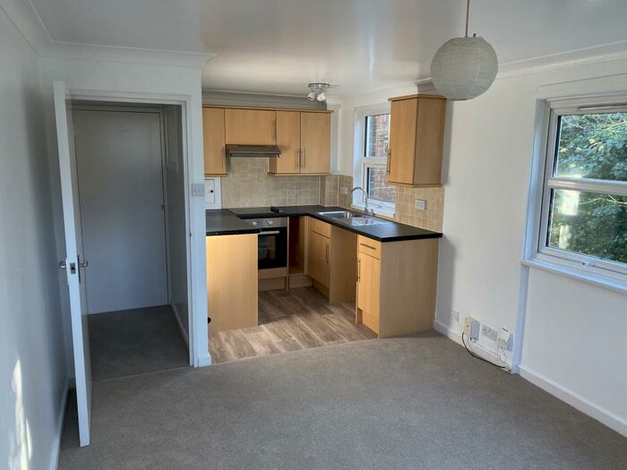 1 Bedroom Flat To Rent In Carlyle House, Worthing, West Sussex, BN14