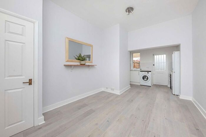3 Bedroom Flat To Rent In Coombe Road, Kingston Upon Thames, KT2