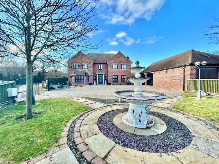 5 Bedroom Property For Sale In Lovett Green, Sharpenhoe, Bedford, MK45