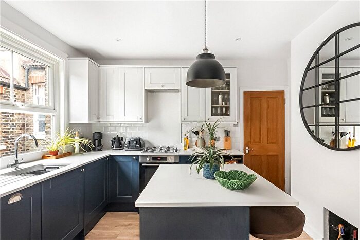 3 Bedroom Maisonette For Sale In Tranmere Road, London, SW18