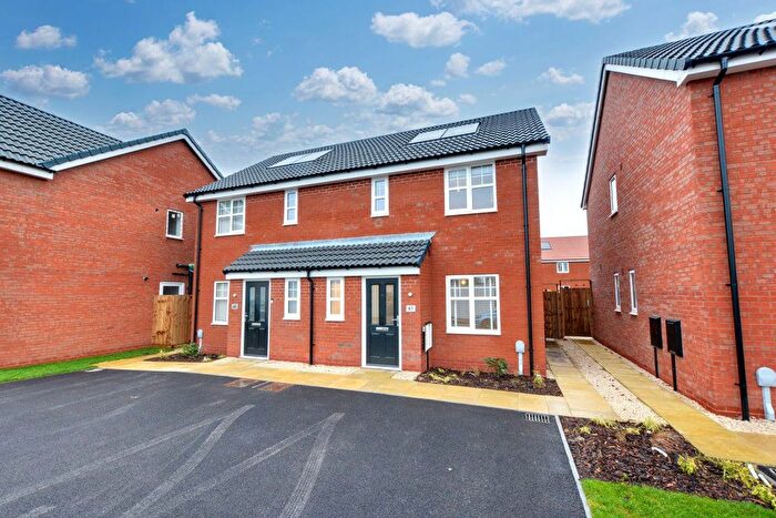 3 Bedroom Semi Detached House To Rent In Goshawk Close, Calverton, Nottingham, NG14