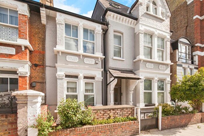 2 Bedroom Flat For Sale In Battersea Bridge Road, Battersea, London, SW11