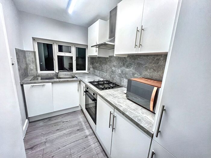 2 Bedroom Flat To Rent In Baylis Parade, Slough, SL1