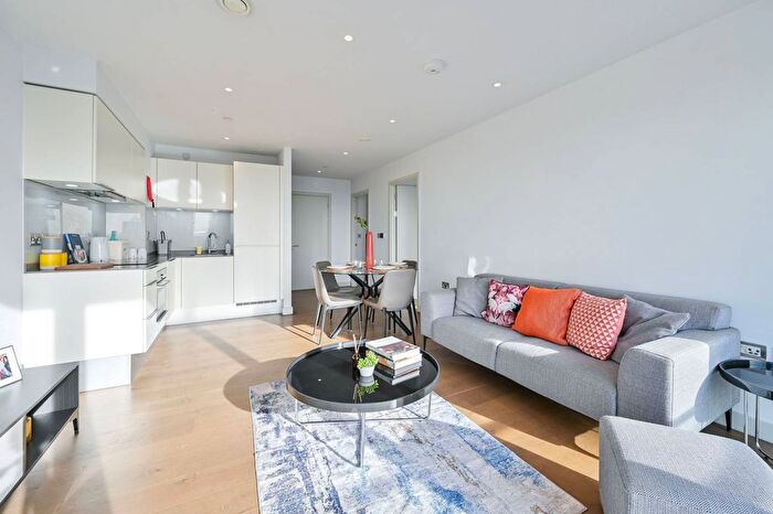 2 Bedroom Flat To Rent In Elephant Road, Elephant And Castle, London, SE17