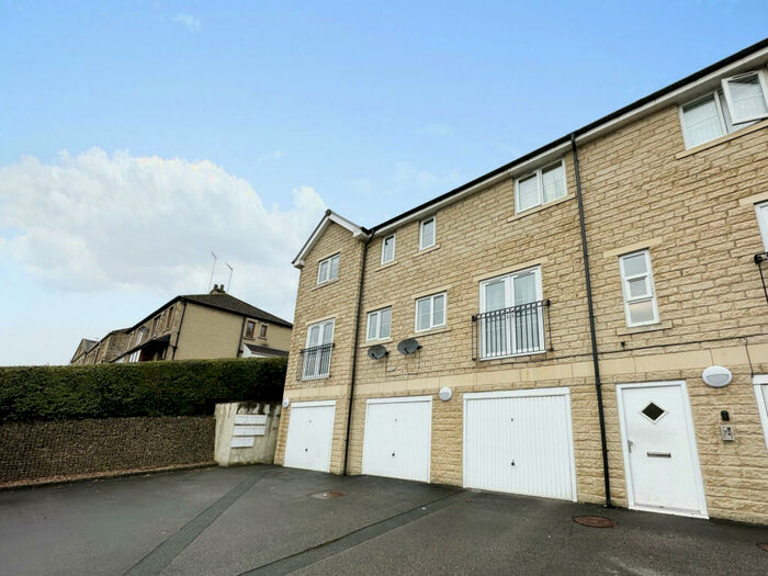 2 Bedroom Flat To Rent In Longley Gardens, Saddleworth Road, Halifax, HX4