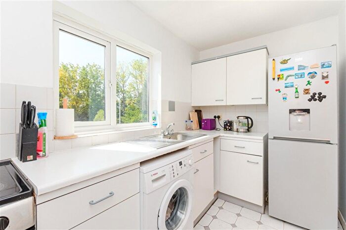 2 Bedroom Flat For Sale In Berwick Way, Sevenoaks, Kent, TN14