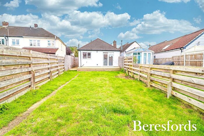 2 Bedroom Detached House For Sale In The Crescent, Upminster, RM14