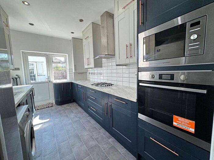 3 Bedroom Semi-Detached House To Rent In Kinloch Drive, London, NW9