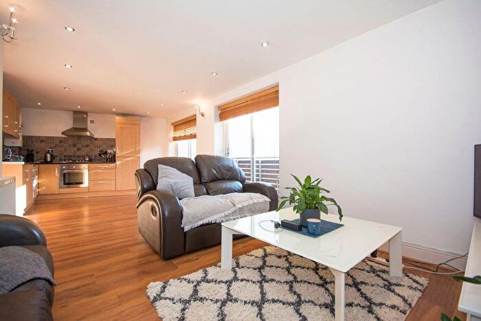 2 Bedroom Flat To Rent In Wandsworth Road, London, SW8