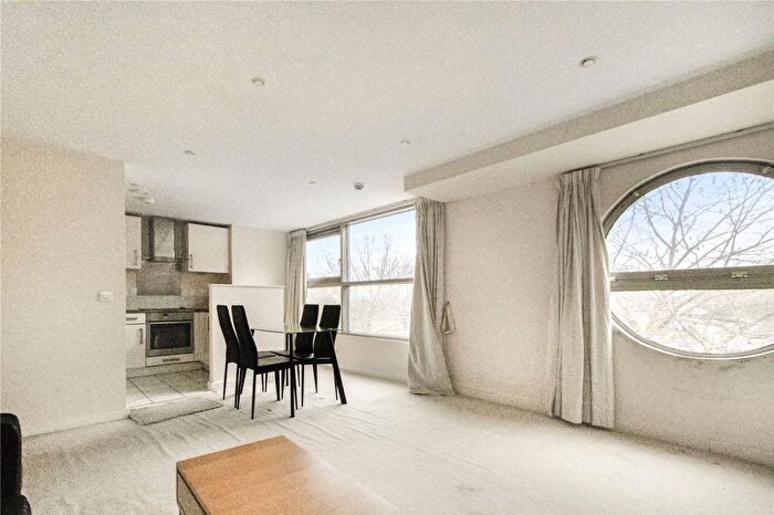 1 Bedroom Flat To Rent In The Paramount, Beckhampton Street, Swindon, Wiltshire, SN1