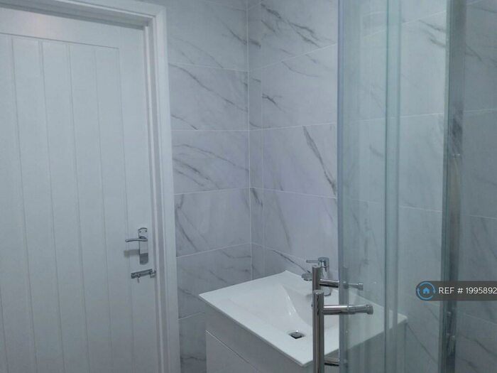 5 Bedroom Semi-Detached House To Rent In Oldwyk, Basildon, SS16