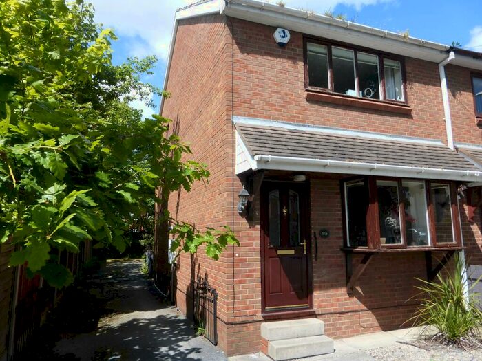 2 Bedroom House To Rent In Oakwood Lane, Leeds, LS8