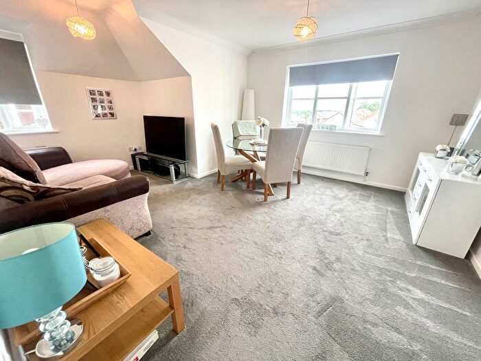 2 Bedroom Flat To Rent In Douglas Gardens, Poole, BH12