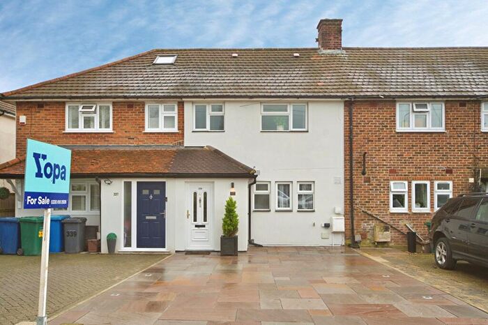 3 Bedroom Terraced House For Sale In Mays Lane, Barnet, EN5