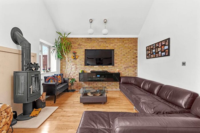 4 Bedroom Detached Bungalow For Sale In Royston Way, Slough, SL1