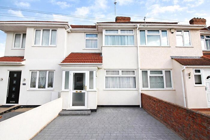 3 Bedroom Terraced House To Rent In First Avenue, RM10