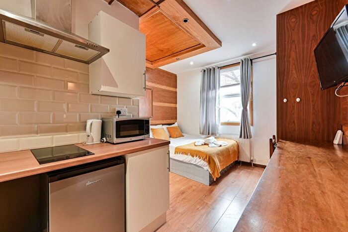 Studio To Rent In Kempsford Gardens, London, Earls Court, London, SW5